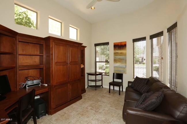 Building Photo - 7371 E Vaquero Dr