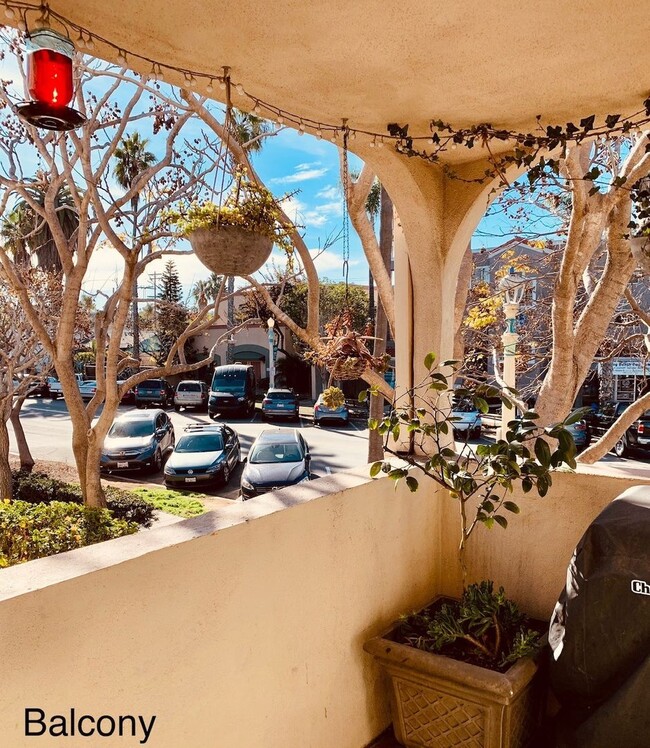 Building Photo - 3 bed updated OB townhome, near beach