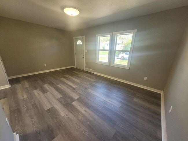 Building Photo - Recently Renovated 2 Bedroom, 1 Bathroom H...