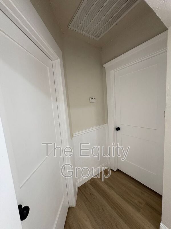 Building Photo - 209 E 11th St