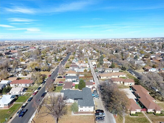 Building Photo - 4 bed, 2 Bath, 1100 SF with washer/dryer hookups, large, fenced yard and garage.