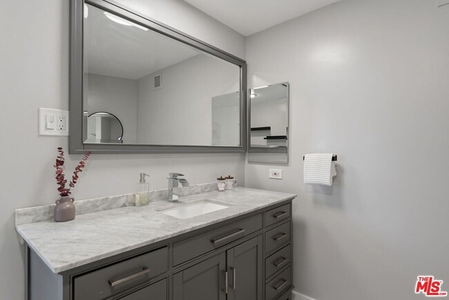 Building Photo - 4316 Marina City Dr