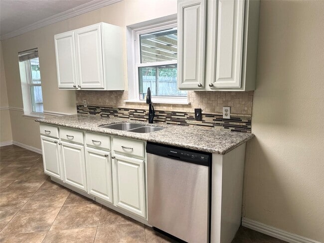 Building Photo - 1126 E Dartmouth Ln