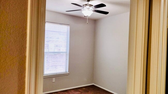 Building Photo - 1411 S Maple Dr