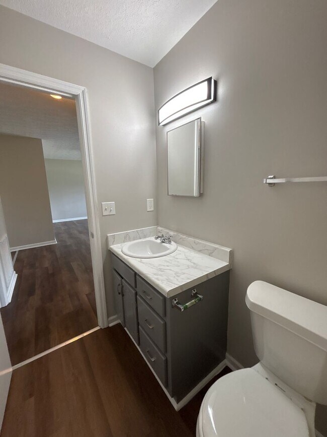 Building Photo - Charming 2 Bedroom Duplex in Manchester!