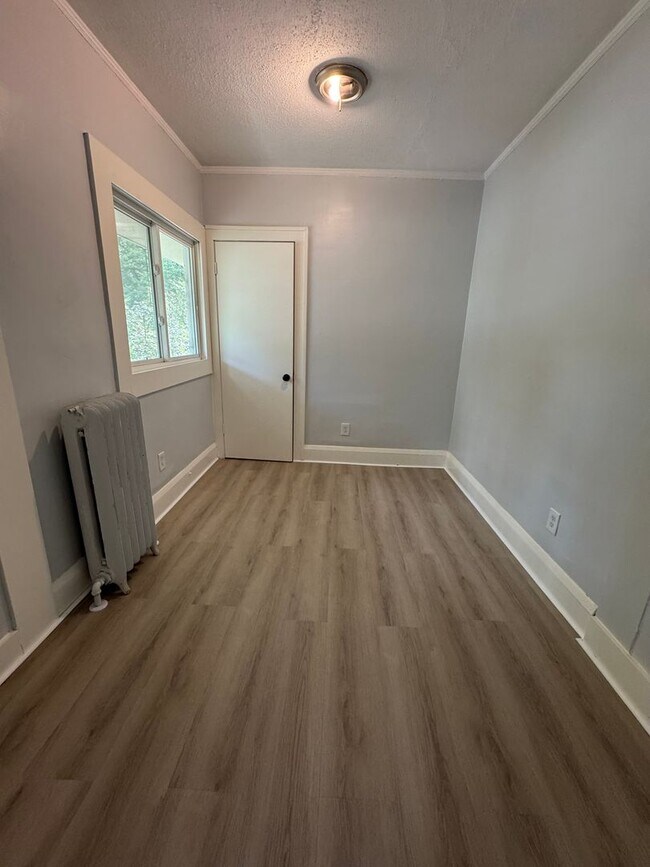 Building Photo - 1429-1431 Knox Ave N