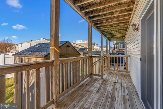 Building Photo - 413 W Beach Ave