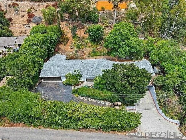 Building Photo - Studio rental available in a beautifully renovated single-story ranch property located in the hig...