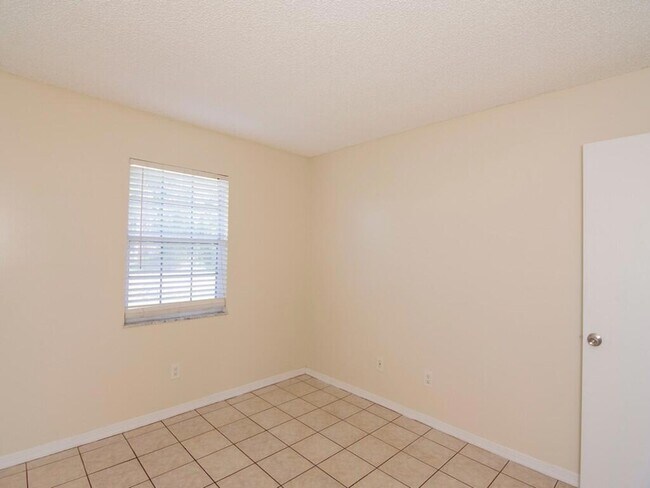 Building Photo - 1190 SE Puritan Ln