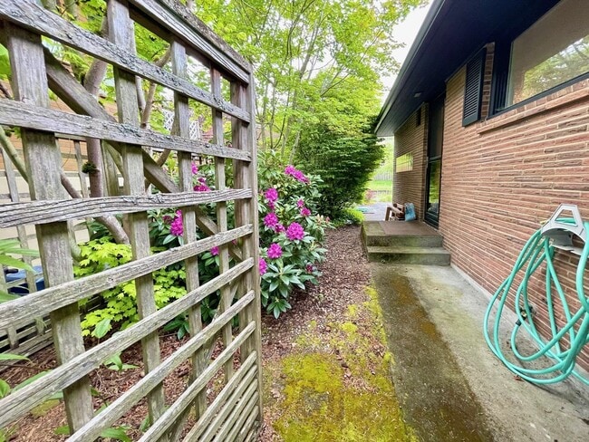 Building Photo - Charming  home on quiet street, great loca...