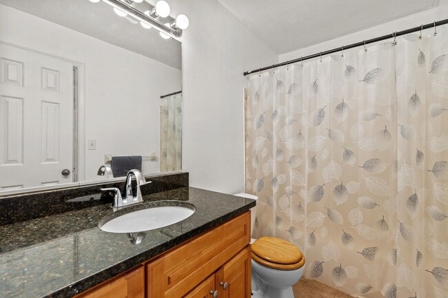Building Photo - Charming and updated Virginia Beach townho...