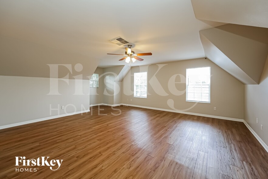 Building Photo - 9264 Cypress Dr N