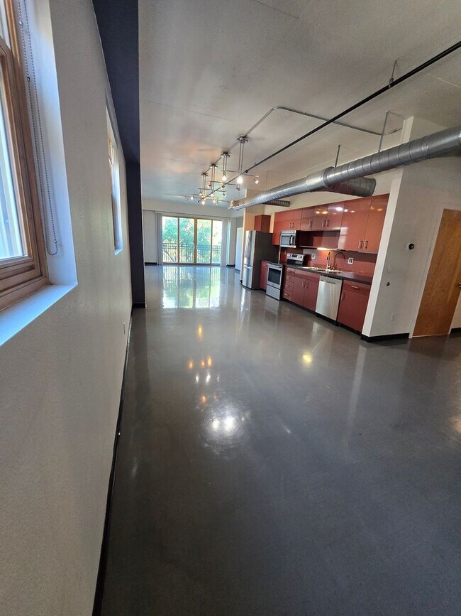 Building Photo - Luxurious 2BR , 2BA 2nd floor loft in East Downtown Area- aprox 1650 sq ft