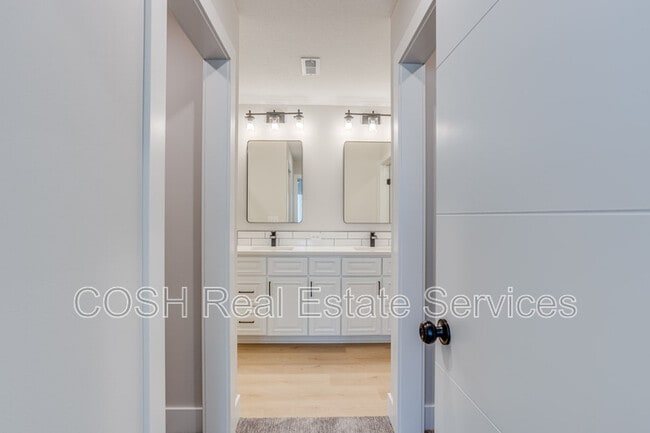 Building Photo - 8423 W 37th Ct N