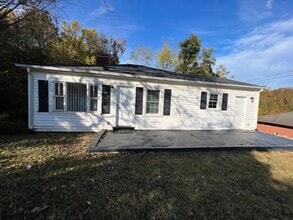 Building Photo - AVAILABLE TO SHOW!