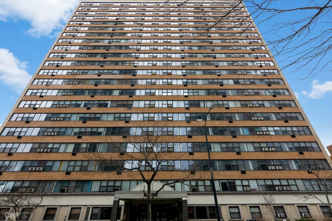 Building Photo - 6030 N Sheridan Rd