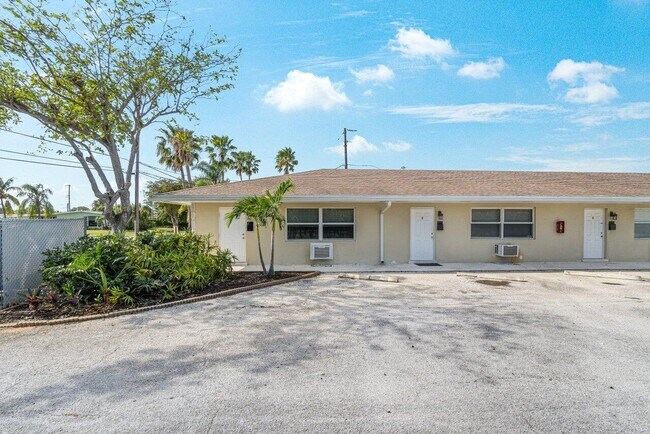 Building Photo - 751 Hummingbird Way