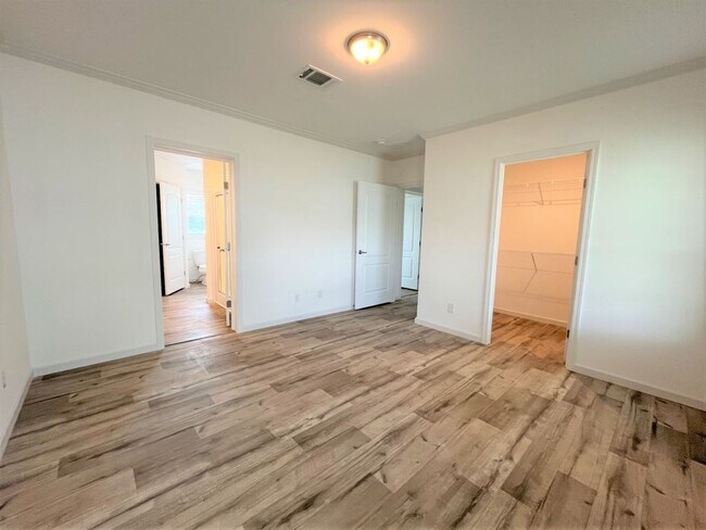 Building Photo - 5680 Woodford St