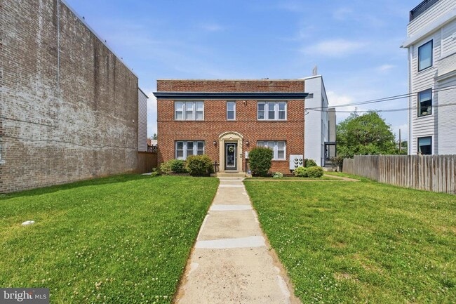 Building Photo - 2712 6th St NE