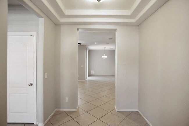 Building Photo - 4 Bedroom, 3 Den West Side Home