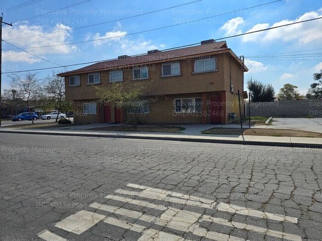 Building Photo - Spacious 3 bedroom, 2.5 bathroom townhome....