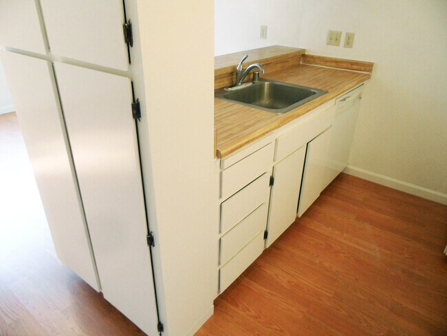 Building Photo - Cozy condominium in Blossom Valley. Hardwood floor, dishwasher, balcony.