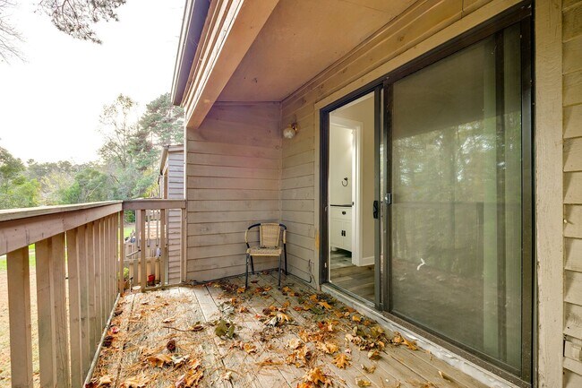 Building Photo - Beautifully remodeled one bedroom, one bath in Lake Wylie Woods!