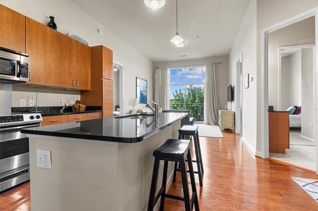 Building Photo - Charming 2BR Condo in Atlanta