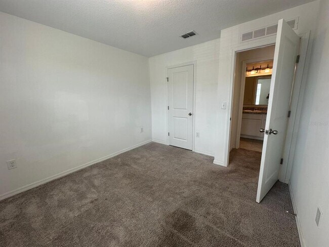 Building Photo - 118 Mandovi St