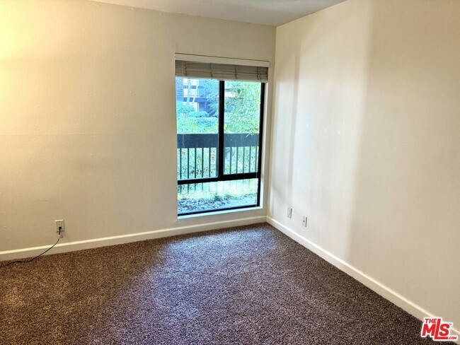 Building Photo - 950 Kings Rd