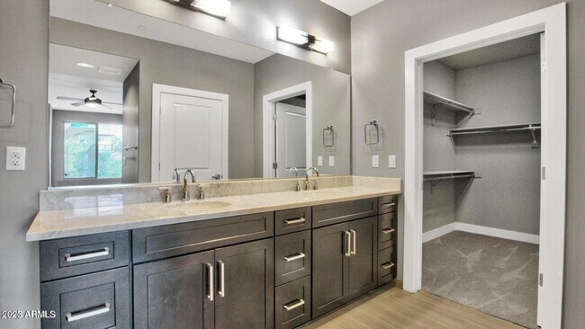 Building Photo - 4803 N Woodmere Fairway