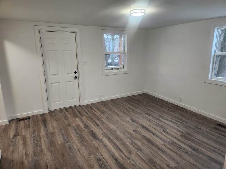 Building Photo - 13 Bridle Path