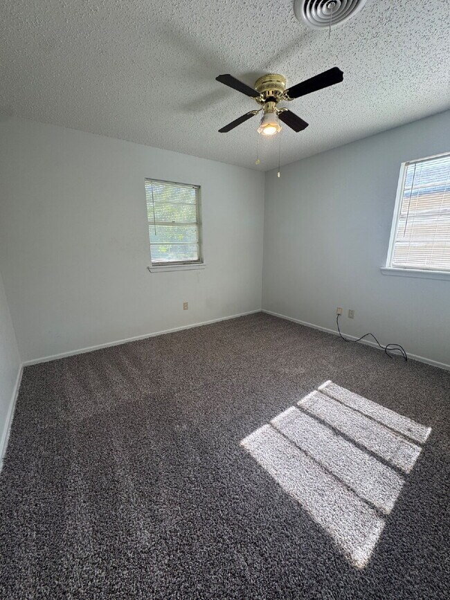 Building Photo - Charming 3-Bedroom Home with Spacious Layo...