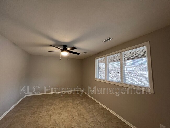 Building Photo - 3805 Maquoketa Dr