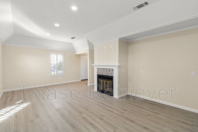 Building Photo - 825 Heritage Pl