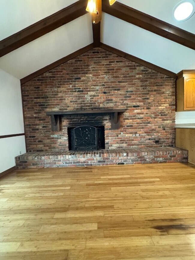 Building Photo - 305 Glen Oak Dr