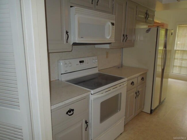 Building Photo - 2169 Edinburgh Dr