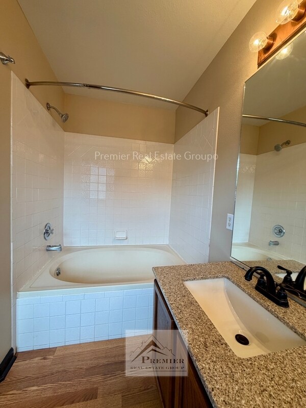 Building Photo - 1428 Coolcrest Dr