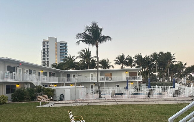 Building Photo - 2508 Bay Dr