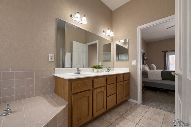 Building Photo - 10745 E 38th Ln