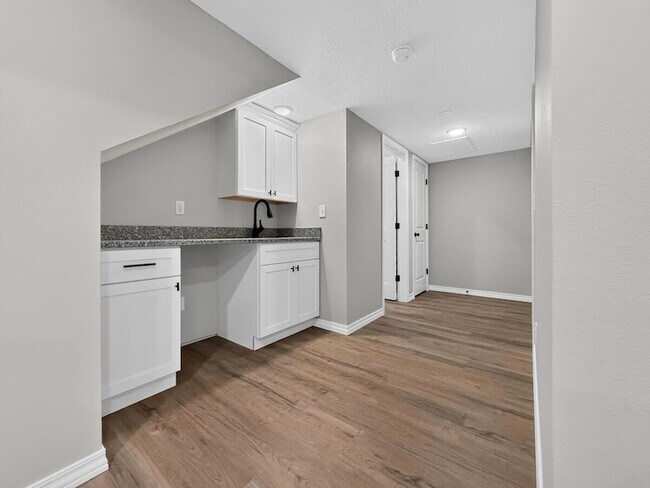 Building Photo - 595 Bailiwick Dr
