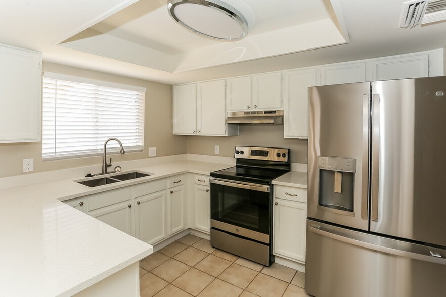 Building Photo - 1417 E Irwin Ave