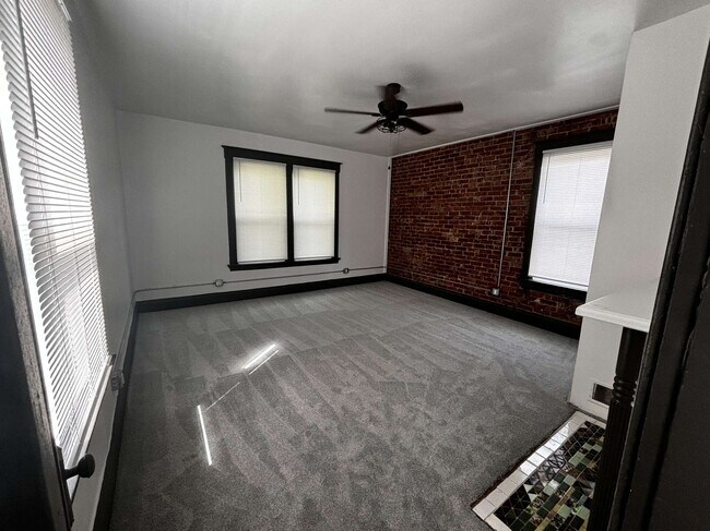 Building Photo - 2123 Monmouth St