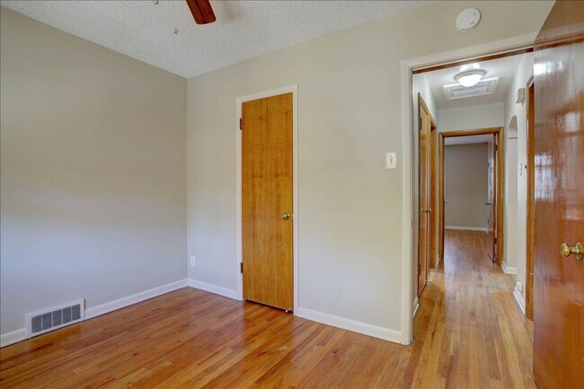 Building Photo - Spacious Sunnyside Bungalow, Finished Base...