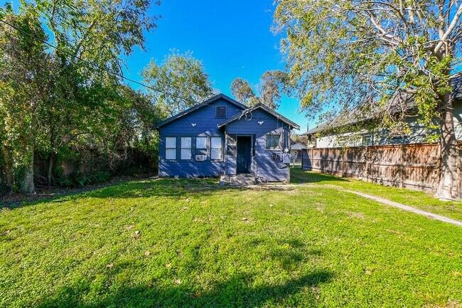 Building Photo - 208 Vincent St