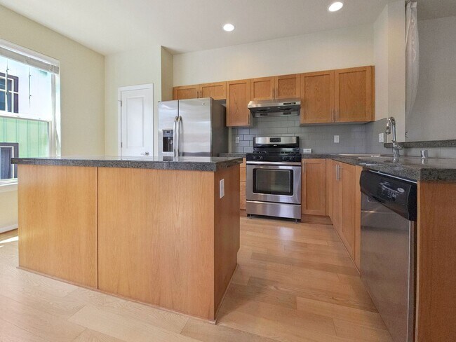 Building Photo - Spacious 3BR/3.5BA Townhome in Desirable E...