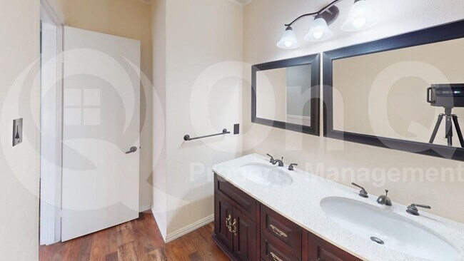 Building Photo - 1517 Yorkshire Dr