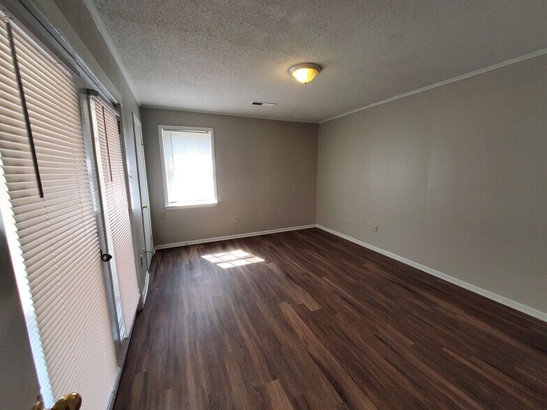 Building Photo - 3985 Bertram Cove