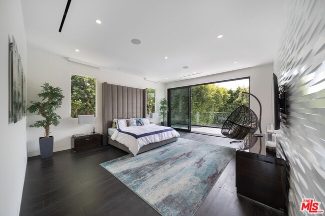 Building Photo - 511 N Rexford Dr