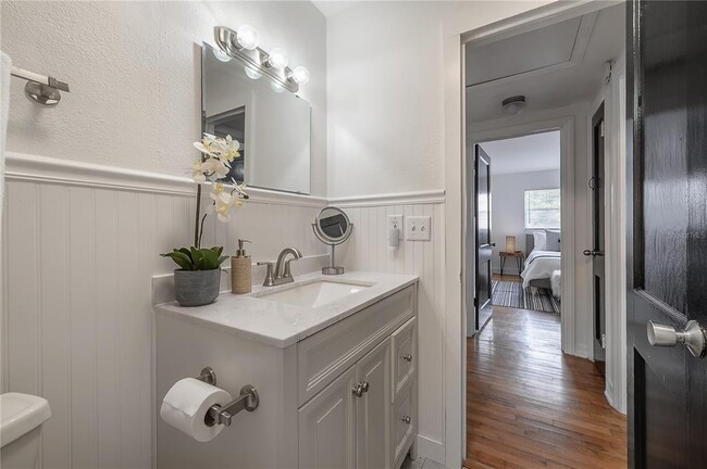 Building Photo - 920 W Orient St